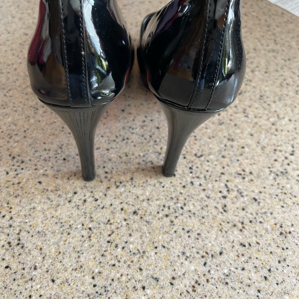 Black patent leather pumps
